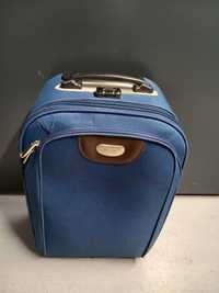 Sprzedam walizkę niebieską w bardzo dobrym stanie