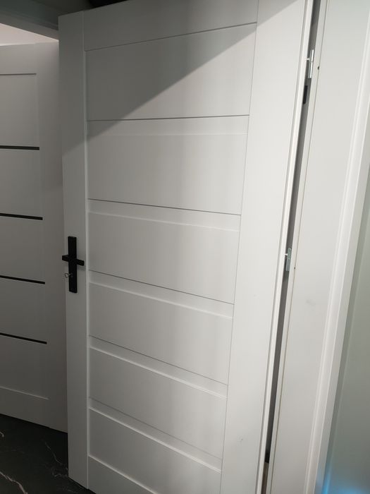 Drzwi białe prawe 90 cm wraz z ościeżnicą i klamkami