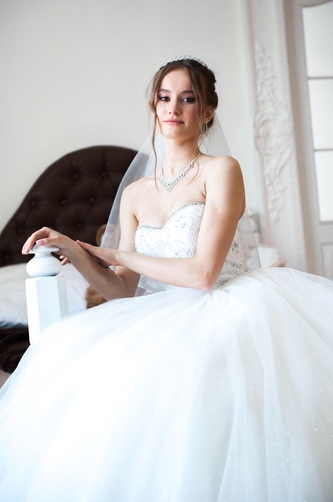 Свадебое платье 2022-2023 крутое белоснежное с шлейфом