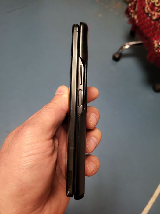 Fold 2,деффект пятно на доп,экране,не влияет на работу,батарея новая