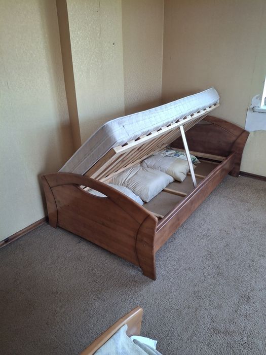 Ліжко, з матрацом 1м*2м,меблева стінка,комод.