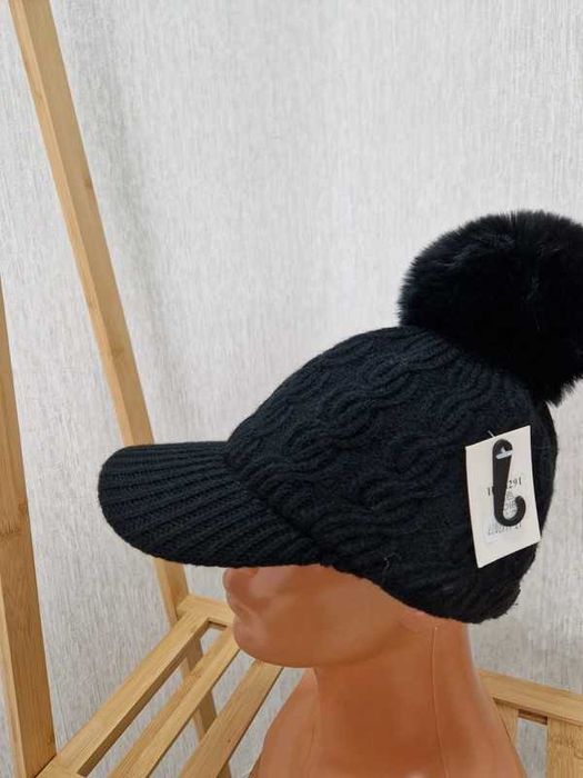 Nowa sweterkowa czapka z daszkiem zimowa kaszkiet pompon