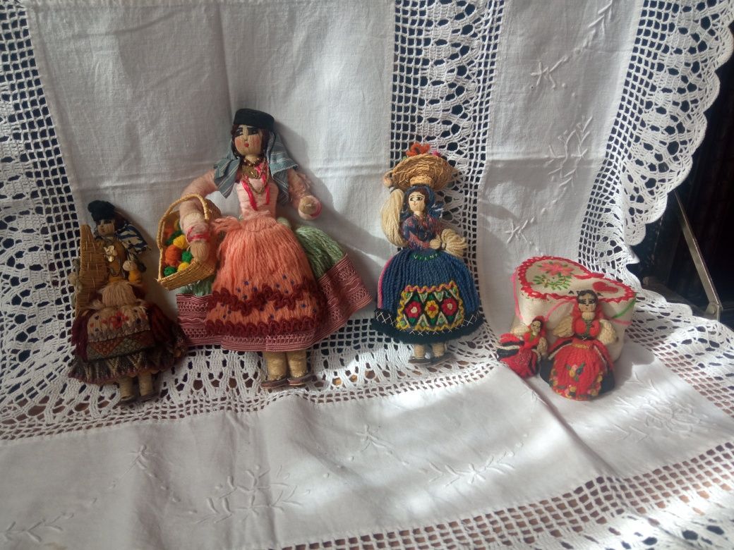 5 bonecas em lã antigas+caixa