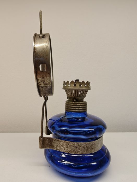 Kobaltowa lampa naftowa z lusterkiem - PRL