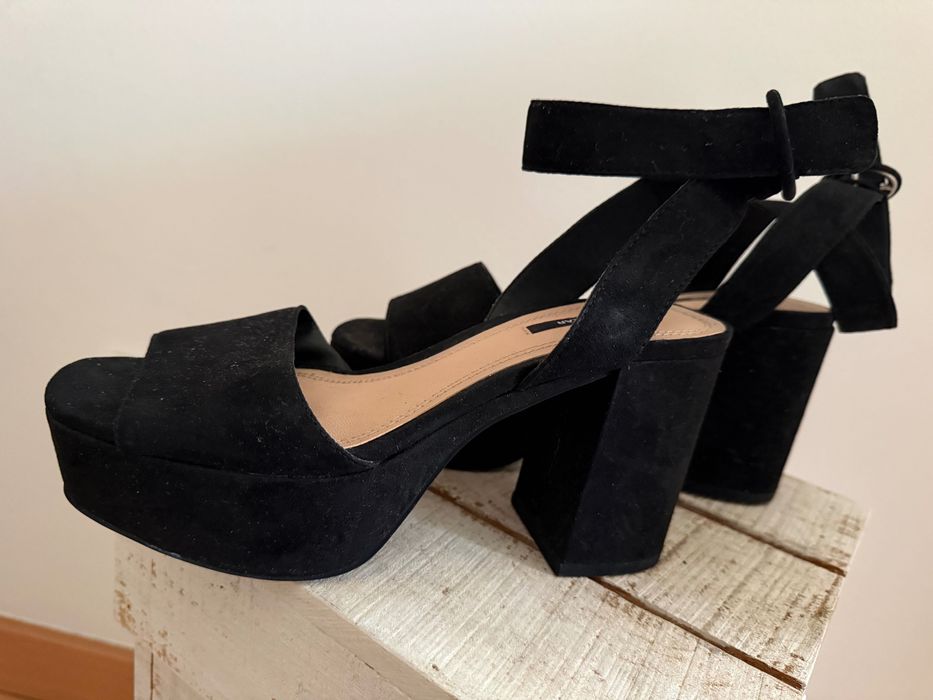 Sandálias pretas salto alto