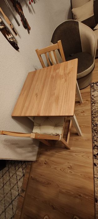 Stół + 2 krzesła z poduszkami