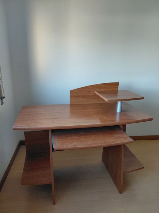 Secretária IKEA Madeira com suporte ecrã e teclado