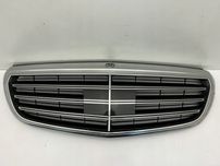 Mercedes W213 Elegance Atrapa Grill Chrom Emblemat pod Radr…