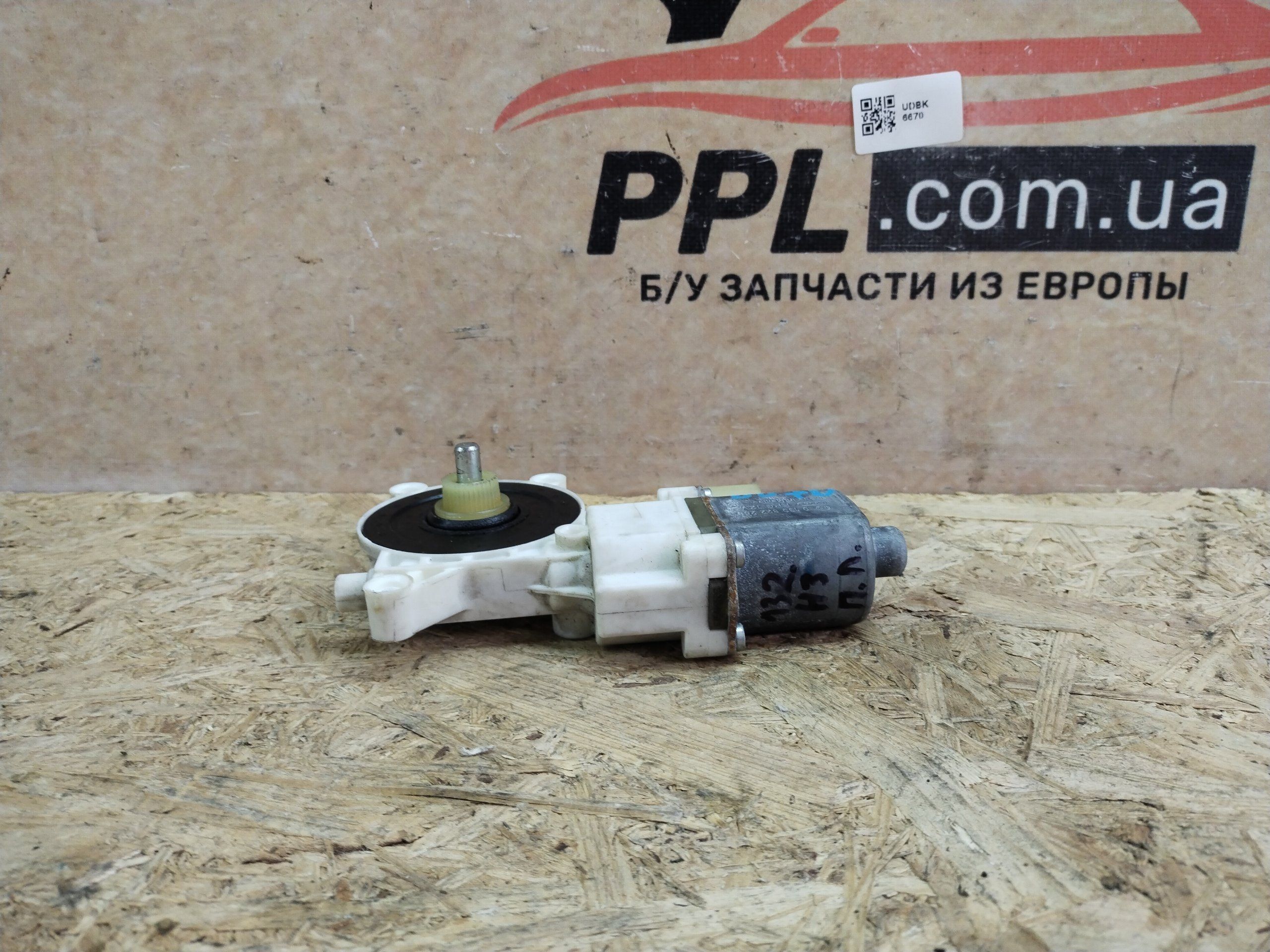 Hummer H3 05-10 Моторчик стеклоподъемника двери передней левой 2 pin
