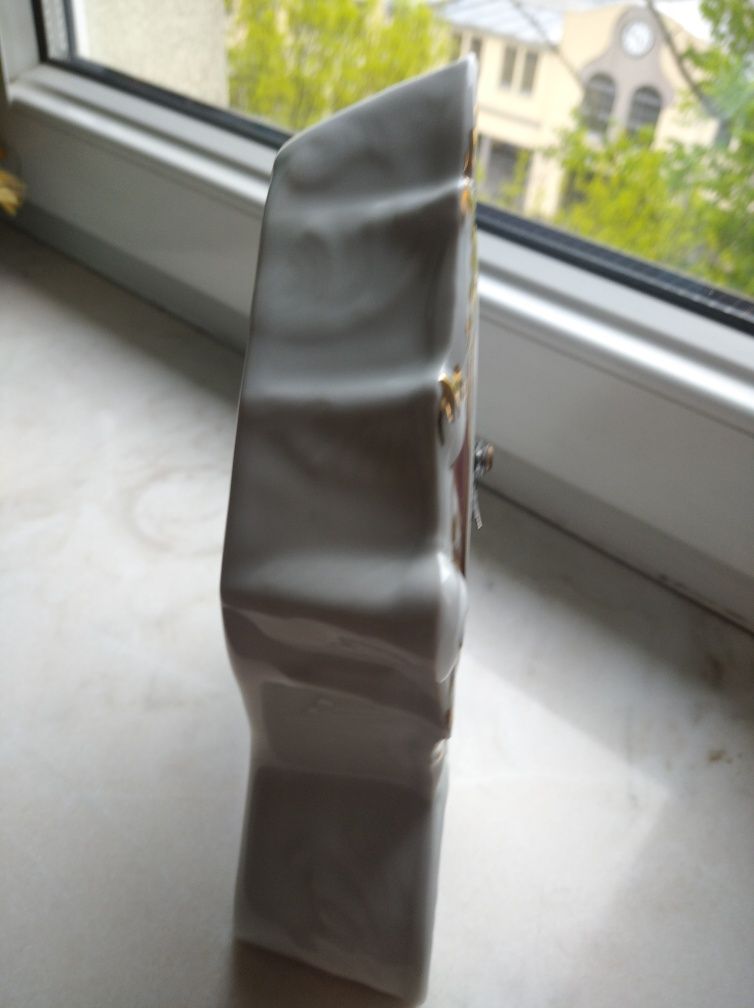 Zegar stojący z porcelany