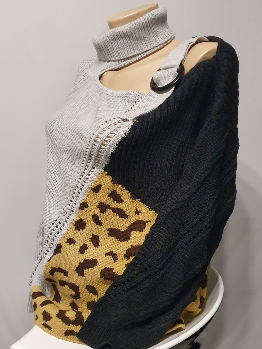 Sweter Na Jedno Ramię Leopard Rozm. M, L Jasnoszary Otwarty Kardigan