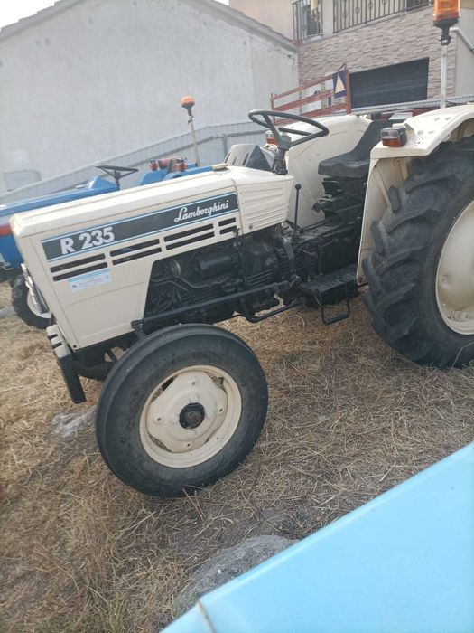 Vendo quatro tratores perfeitamente funcionais para desocupar