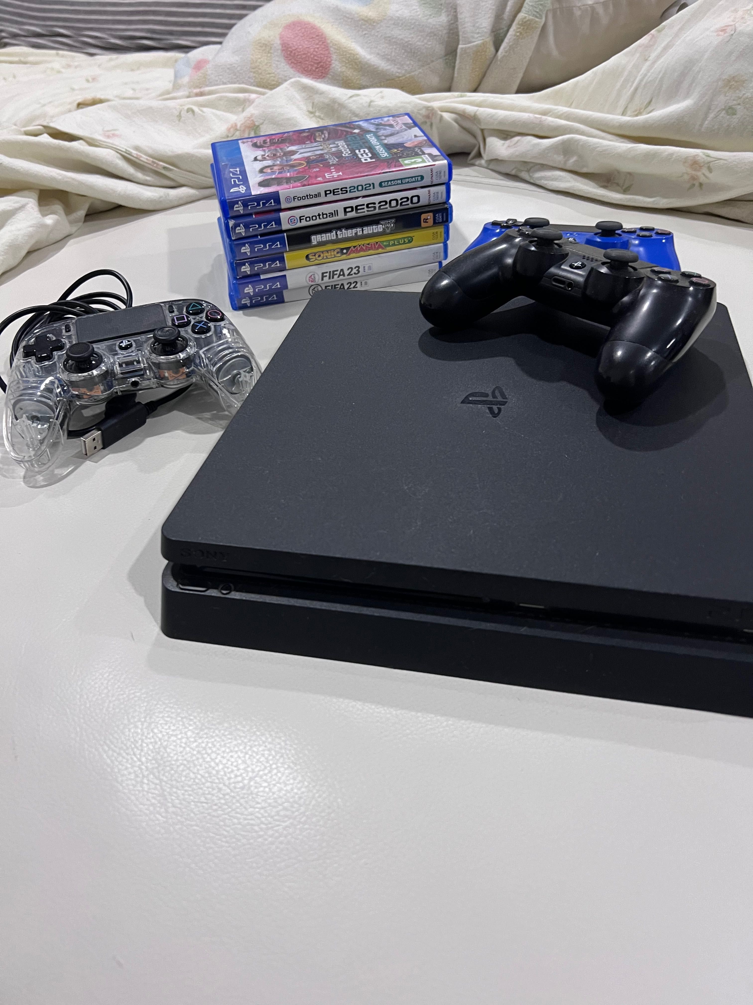 PS 4 PlayStation slim 500gb 3 comandos 2 sem fio um com fio e jogos