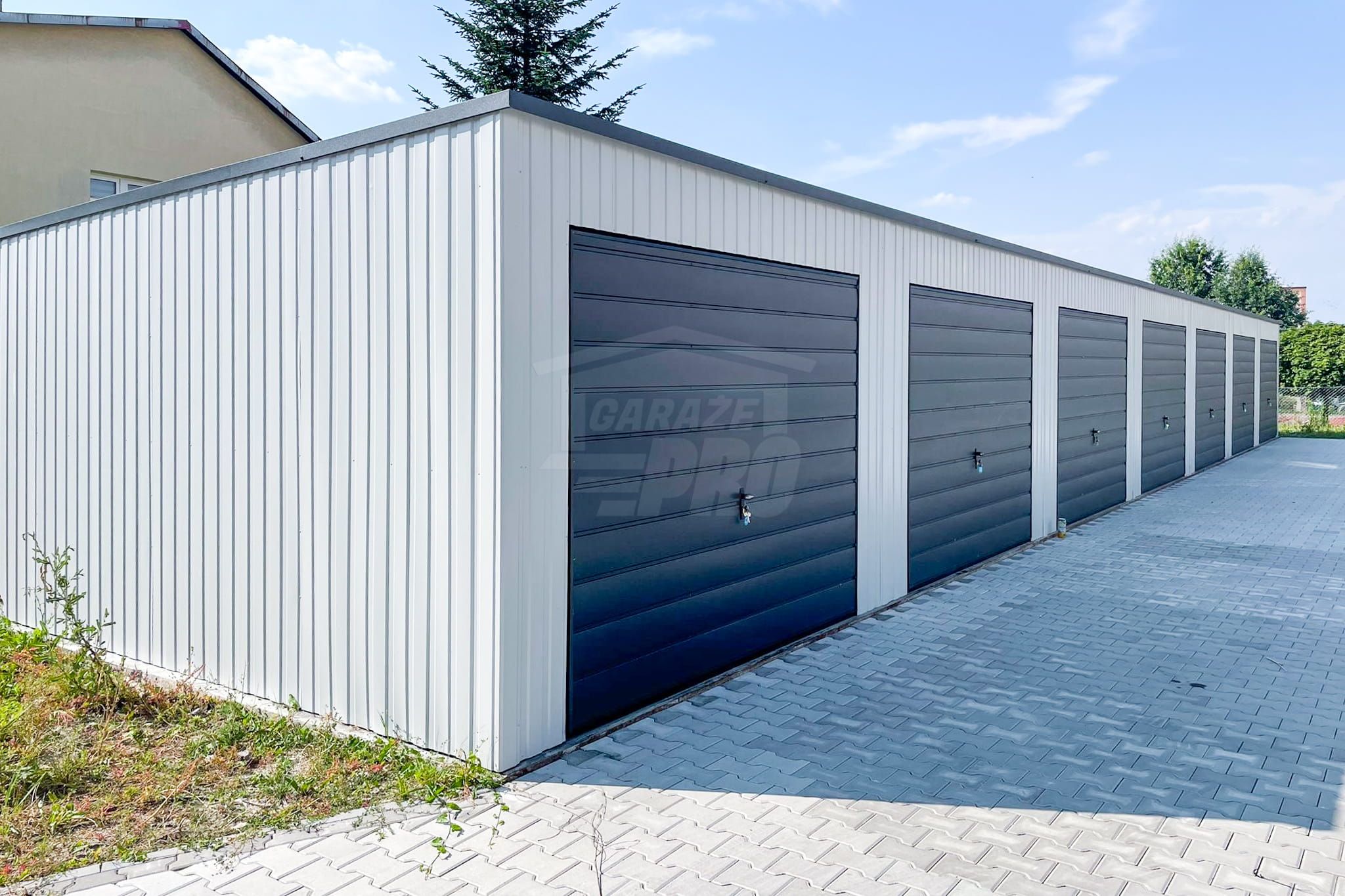 Rząd garaży 28x5,5m - 7x bramy uchylne dach spad w tył  GP489