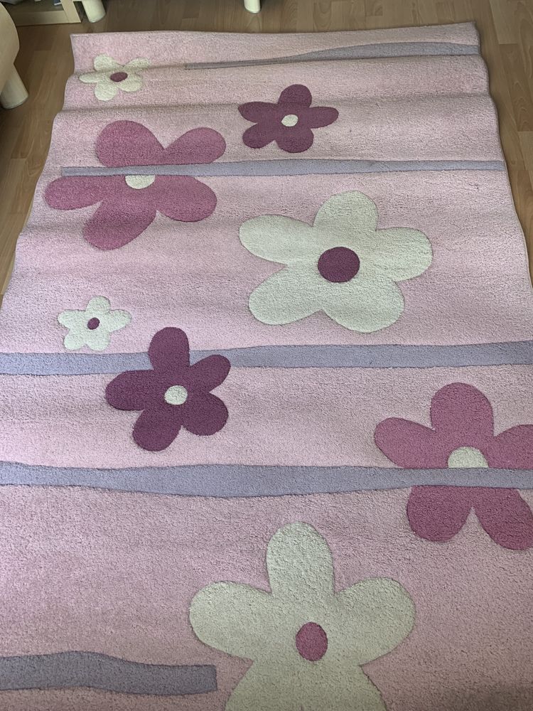 Różowy dywan w kwiatki 150x230