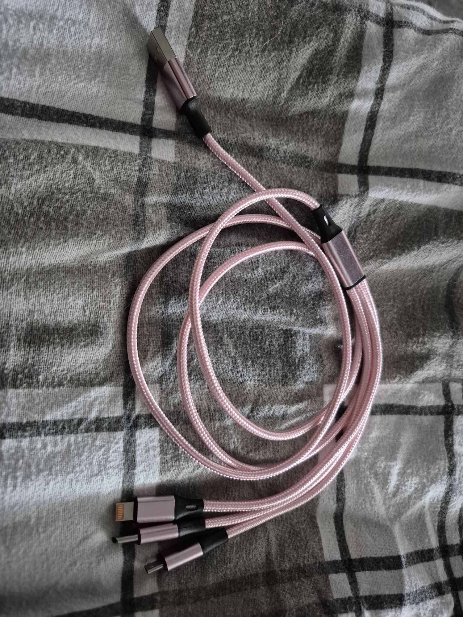 Kabel do ładowania telefonu i innych urządzeń