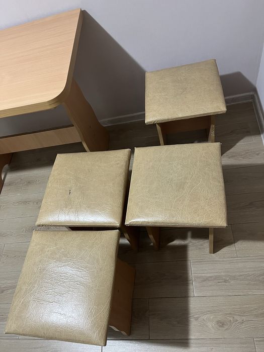 Стіл кухоний з табуретками