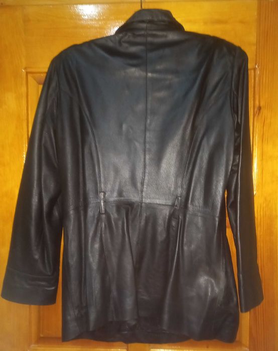 Кожаная женская куртка черного цвета с поясом