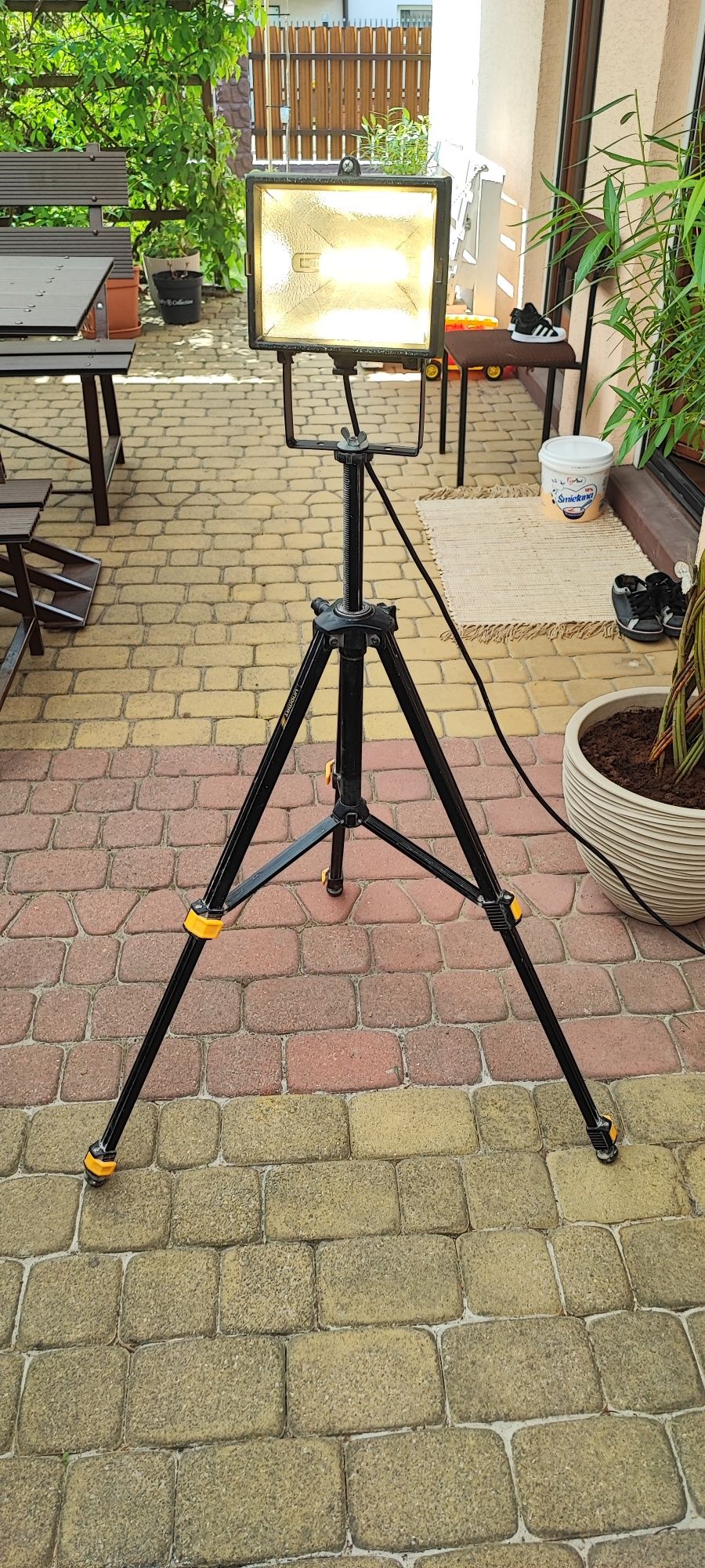 Lampa halogenowa na statywie z żarnikiem LED