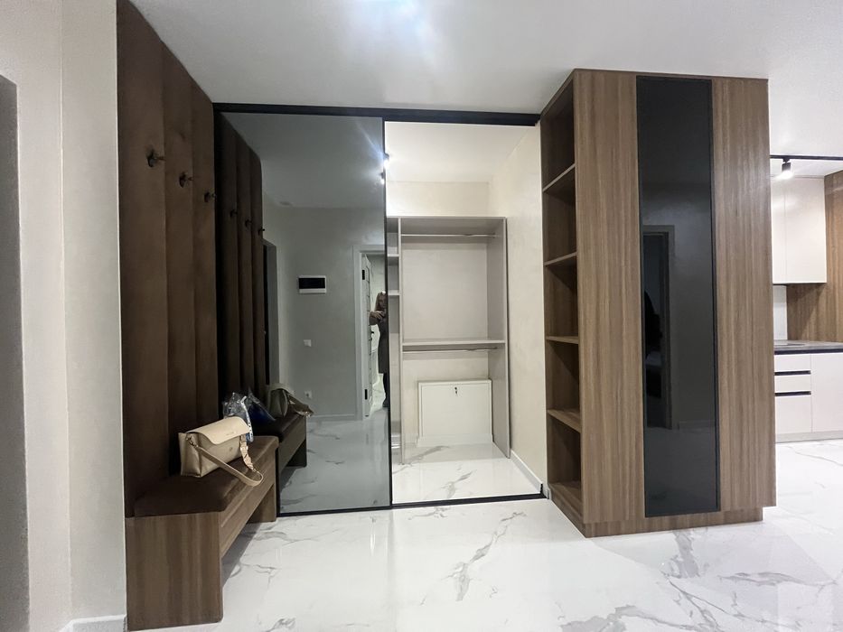 Стильна,укомплектов,гардеробна,в сучасному ЖК One,район торг.Велес.