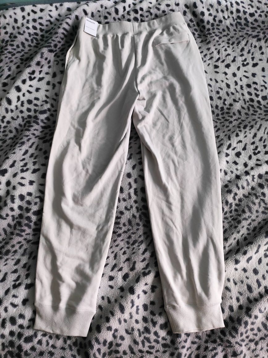 Spodnie Dresowe Nike Cuffed Pants Jogger Beżowo Białe. Bawełna 100%