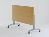 Mesa com tampo reclinável modelo Flip-Top da Steelcase