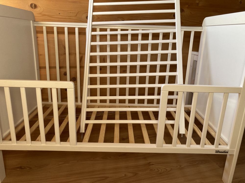 Woodies łozeczko Modern Cot 120 x 60 materac, bok łóżeczka i szuflada