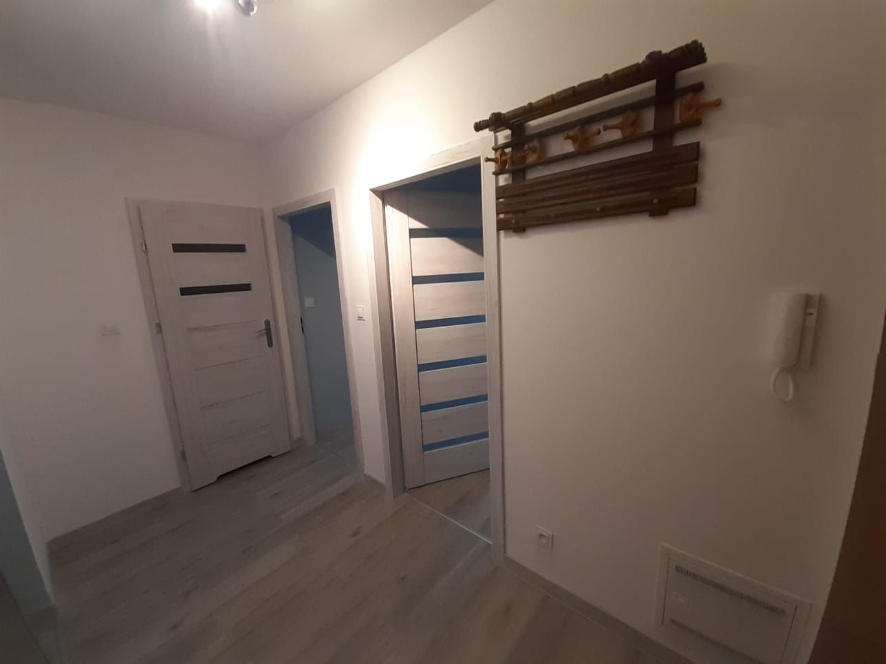 Komes,3 pokoje, klima, komórka, parking