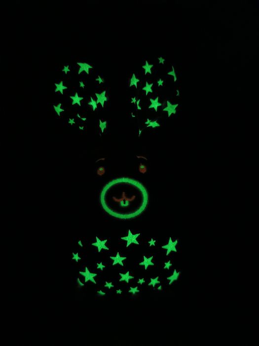 Нова іграшка м'яка, зайчик світиться у темряві.