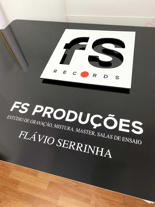 Destaque o seu logótipo utilizando acrílico com ou sem iluminação.