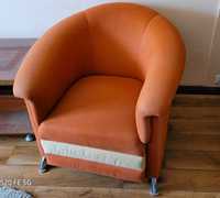 Pomarańczowe fotele plus kanapa