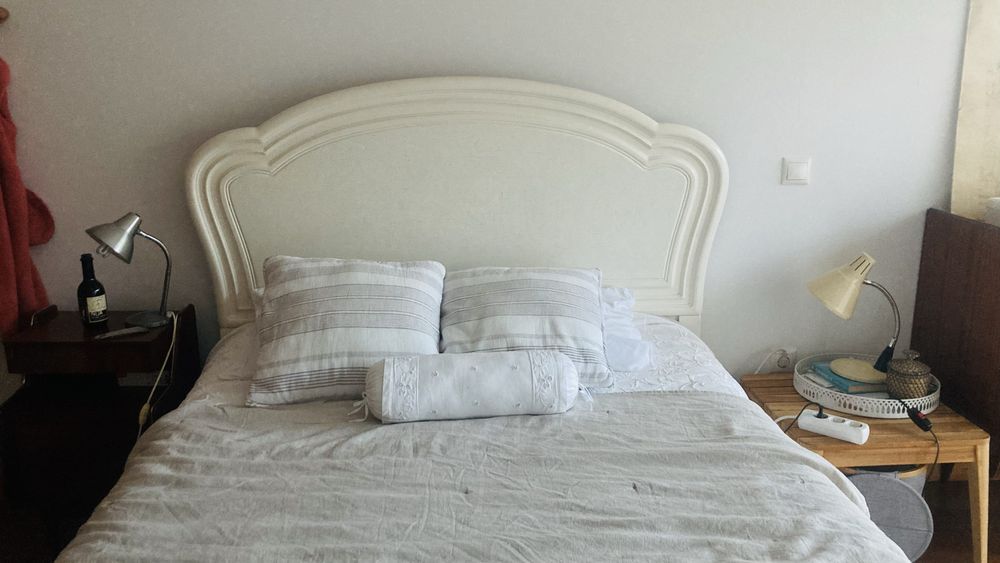 Cama branca madeira maciça anos 80