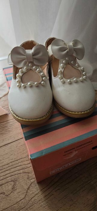 Нарядні туфлі для дівчинки на школу або свято