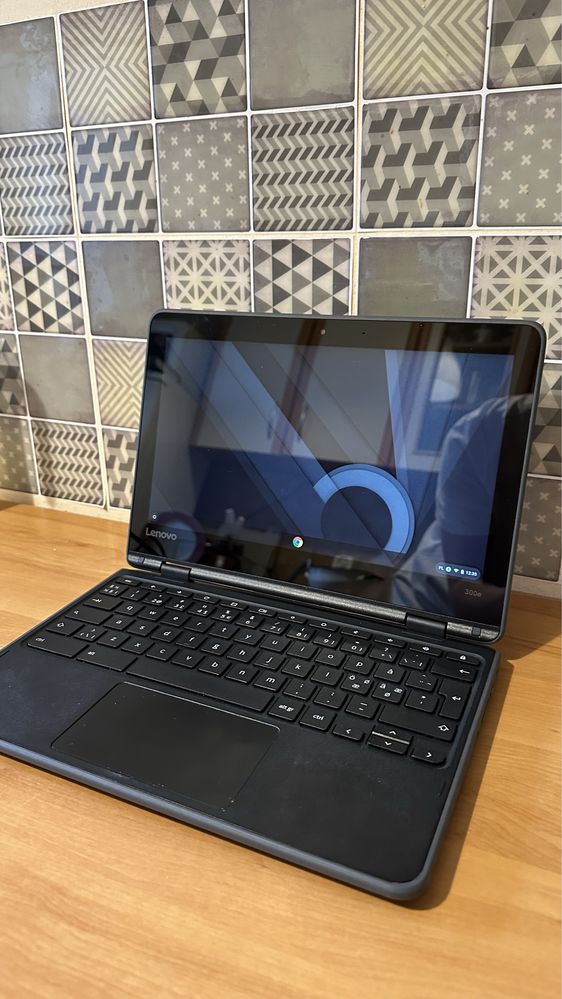 Chromebook Lenovo 300e laptop