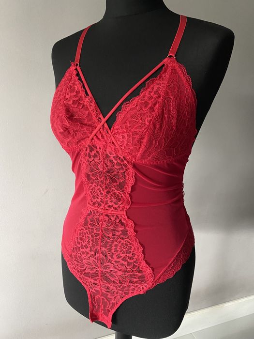 Czerwone koronkowe body S/m