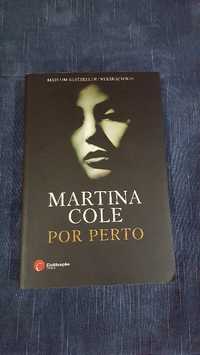 Livro "POR PERTO" de Martina COLE