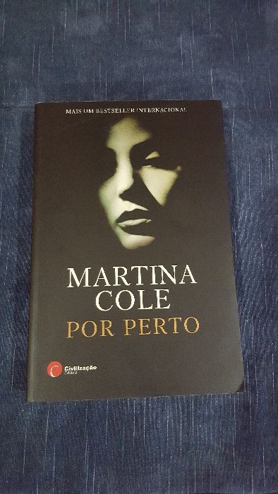 Livro "POR PERTO" de Martina COLE