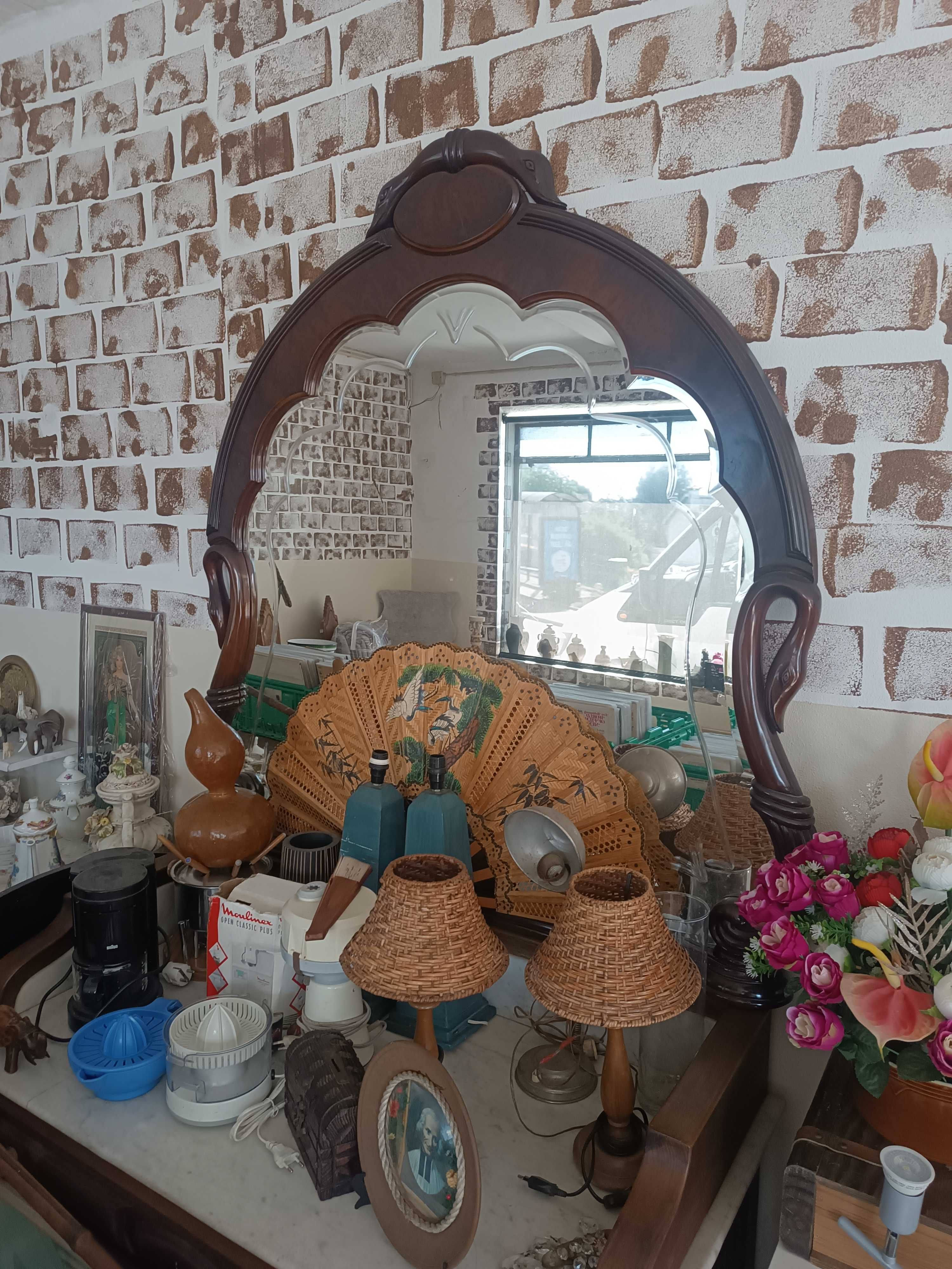 Espelho em madeira com cisnes