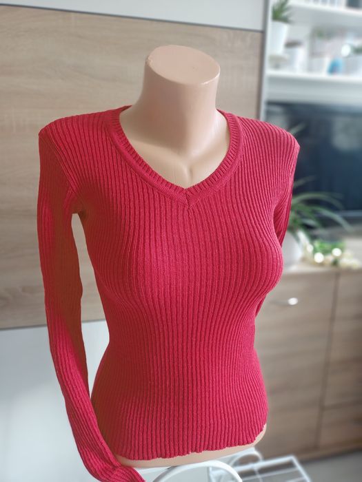 Czerwony sweter w serek