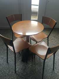 Conjunto mesa e 4 cadeiras Usadas - madeira e ferro (varandas/terraço)