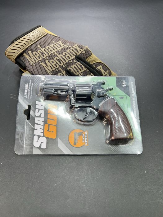 Металевий револьвер Taurus Magnug на пістонах