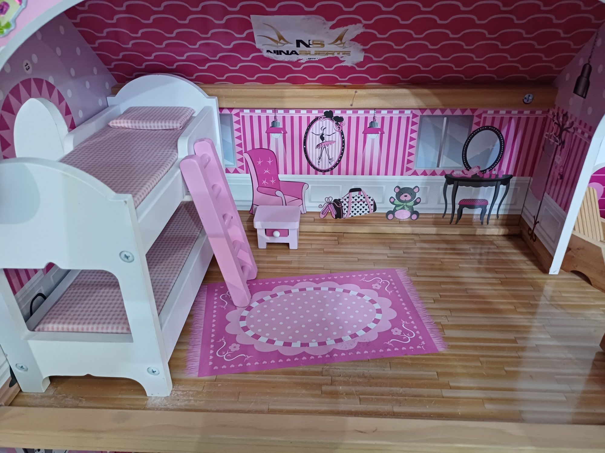 Drewniany domek dla lalek Barbie z mebelkami
