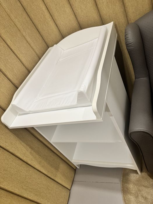 Fraldário lacado a branco com arrumação e cadeira de amamentação