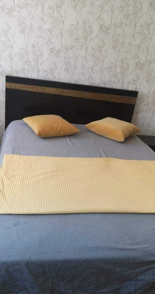 Quarto de casal inclui cama, mesinhas, cómoda e camiseiro