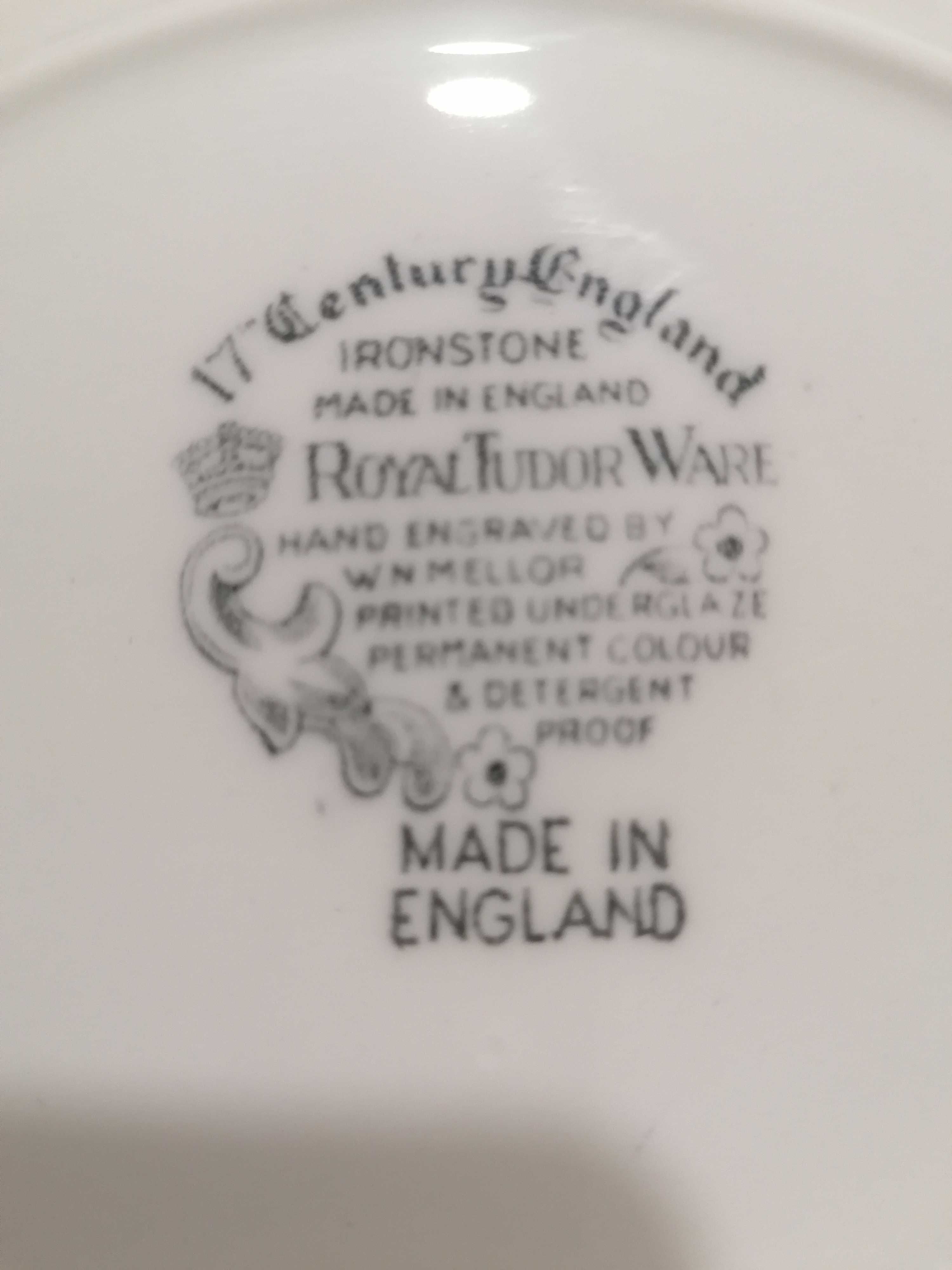 Pratos de porcelana vintage Royal Tudor Ware em bom estado.