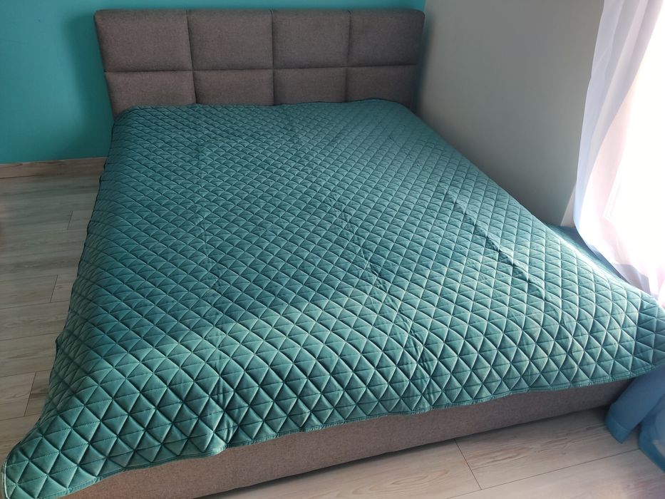 Łóżko tapicerowane z materacem