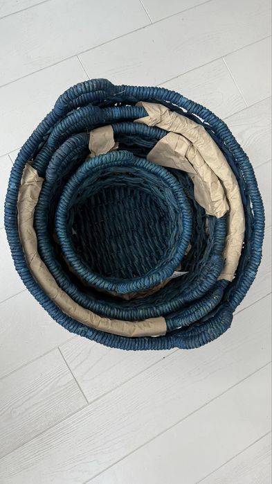 Bardzo duży niebieski kosz wiklinowy (srednica 50 cm)