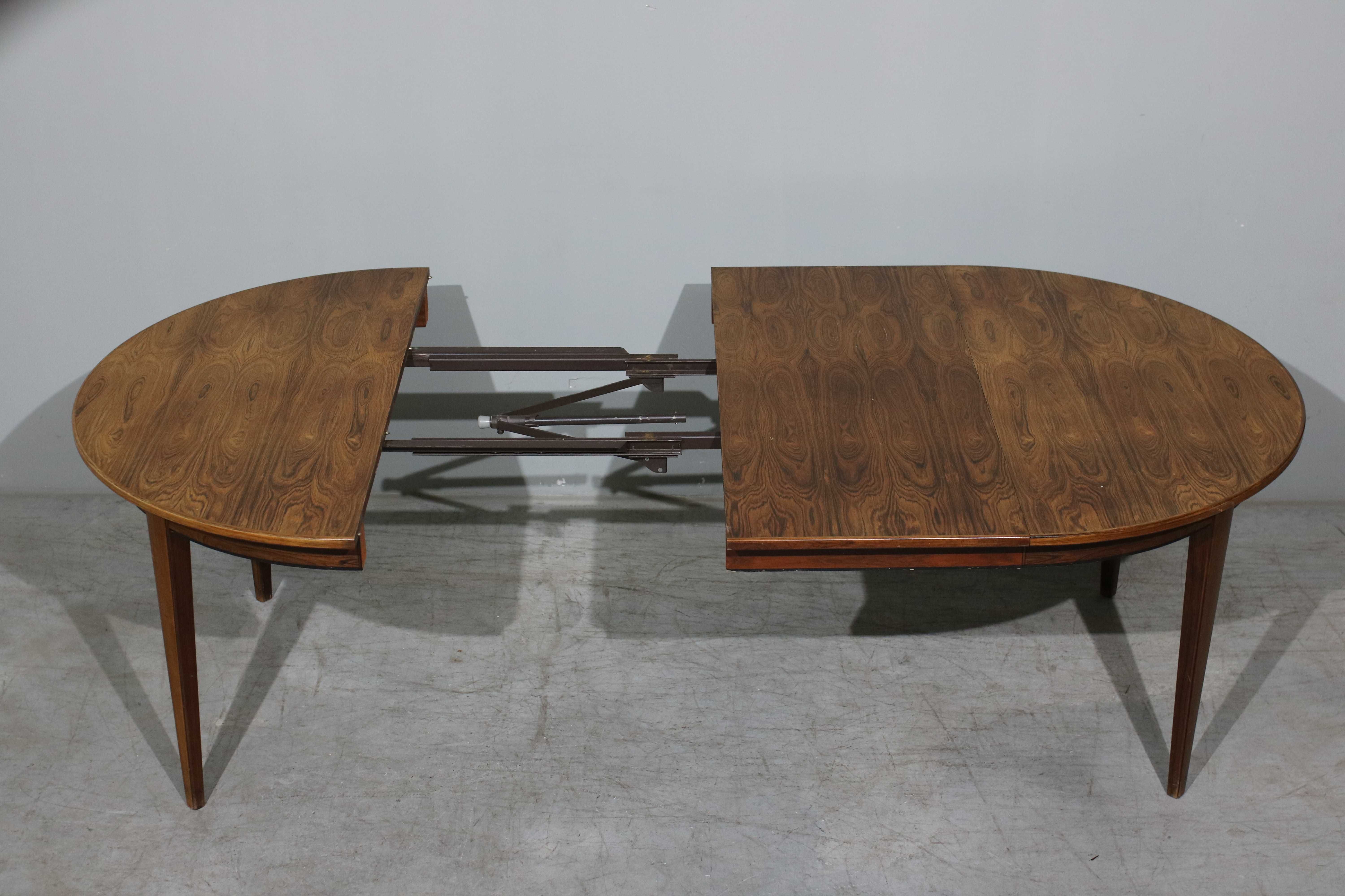 Mesa de jantar extensível Omann Jun modelo 55 em pau santo