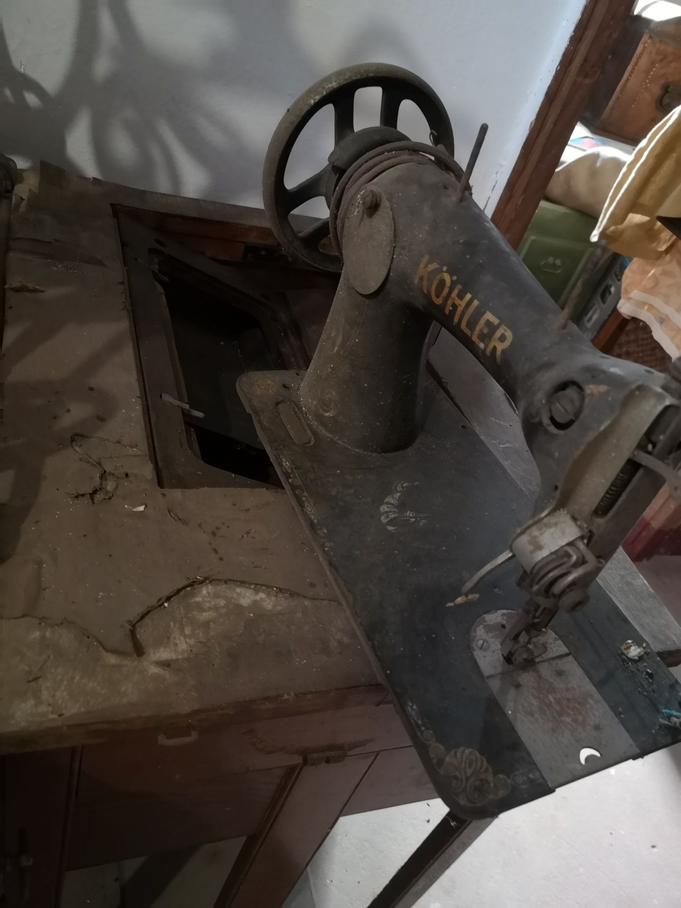 Máquinas costura antigas para restauro