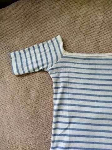 T-shirt w biało niebieskie paski